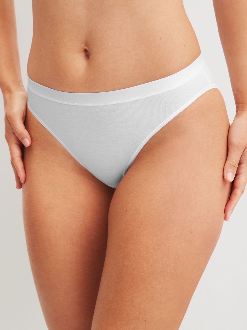 Le mannequin Femme porte le/la Culotte en Modal de couleur Blanc, Unicolore, de la série Soft Favourites de CALIDA, Vue de face