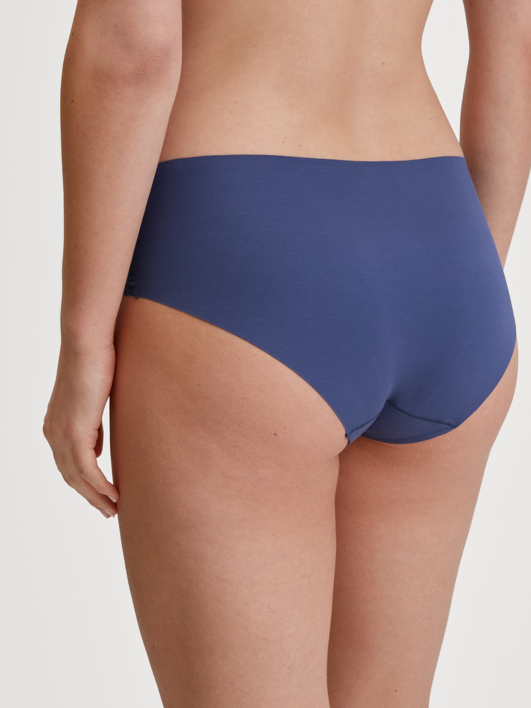 Le mannequin Femme porte le/la Culotte en Modal de couleur Bleu, Unicolore, de la série Natural Skin de CALIDA, Vue arrière