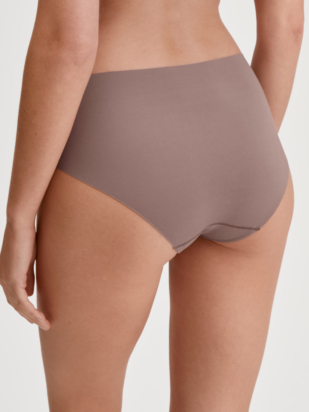 La modella / Il modello Donna indossa Slip in Modal di colore Marrone, Tinta unita, della serie Natural Skin di CALIDA, Vista frontale