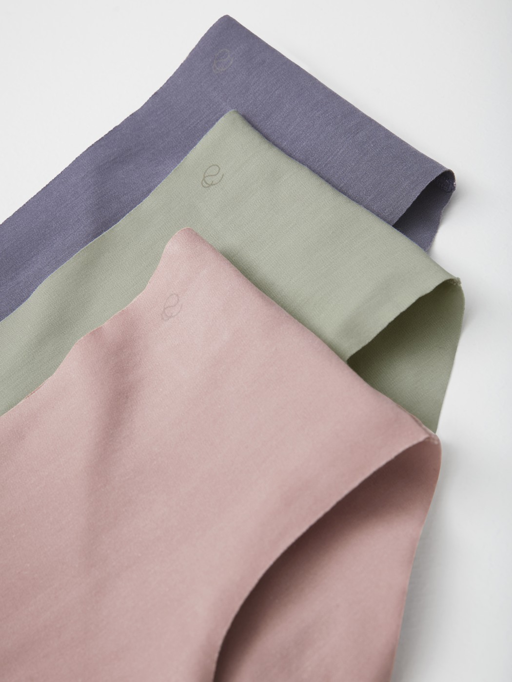 Damen-Model trägt Seamless-Midi-Slip aus Modal in Braun, Einfarbig aus Serie Natural Skin von CALIDA, Zusatzbild