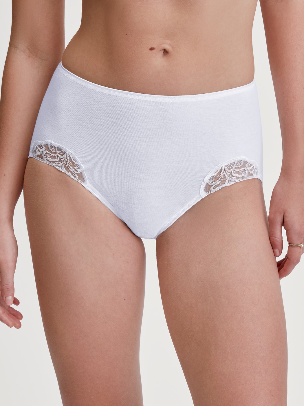 Damen-Model trägt Midi-Slip aus 100% Baumwolle in Weiß, Spitze aus Serie Cotton Desire von CALIDA, Vorderansicht