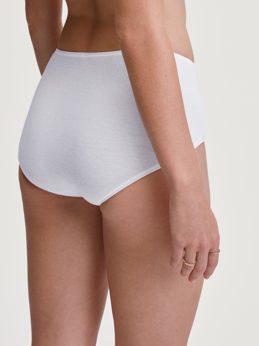 Damen-Model trägt Midi-Slip aus 100% Baumwolle in Weiß, Spitze aus Serie Cotton Desire von CALIDA, Rückansicht