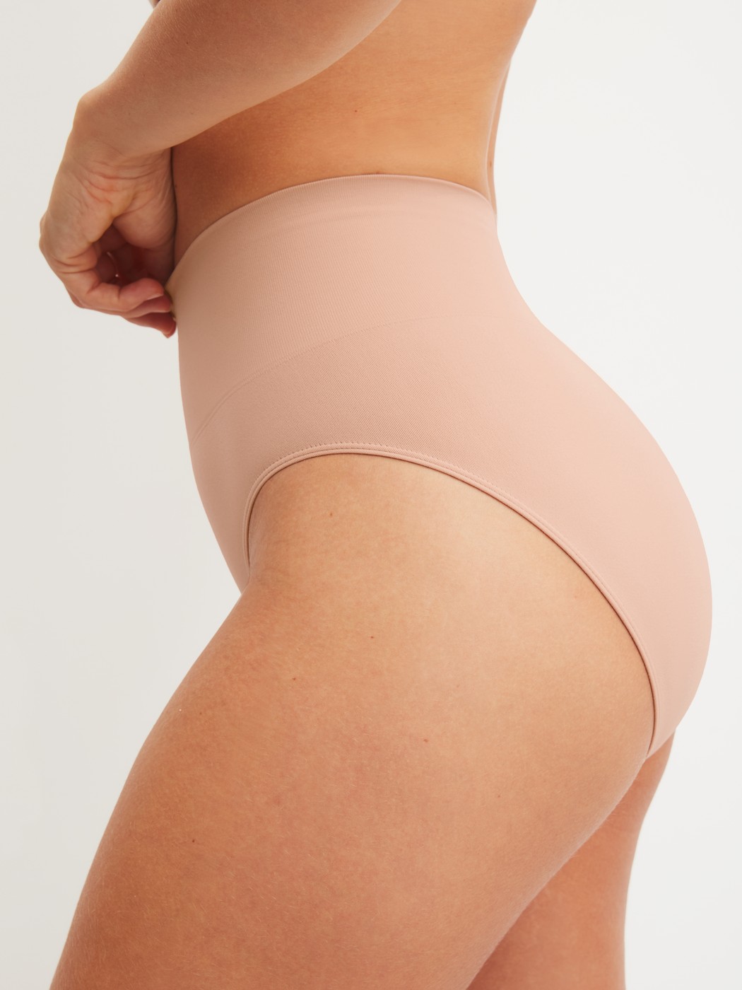 Le mannequin Femme porte le/la Culotte gainante en Polyamide de couleur Rose, Unicolore, de la série Seamless Shape de CALIDA, Détail