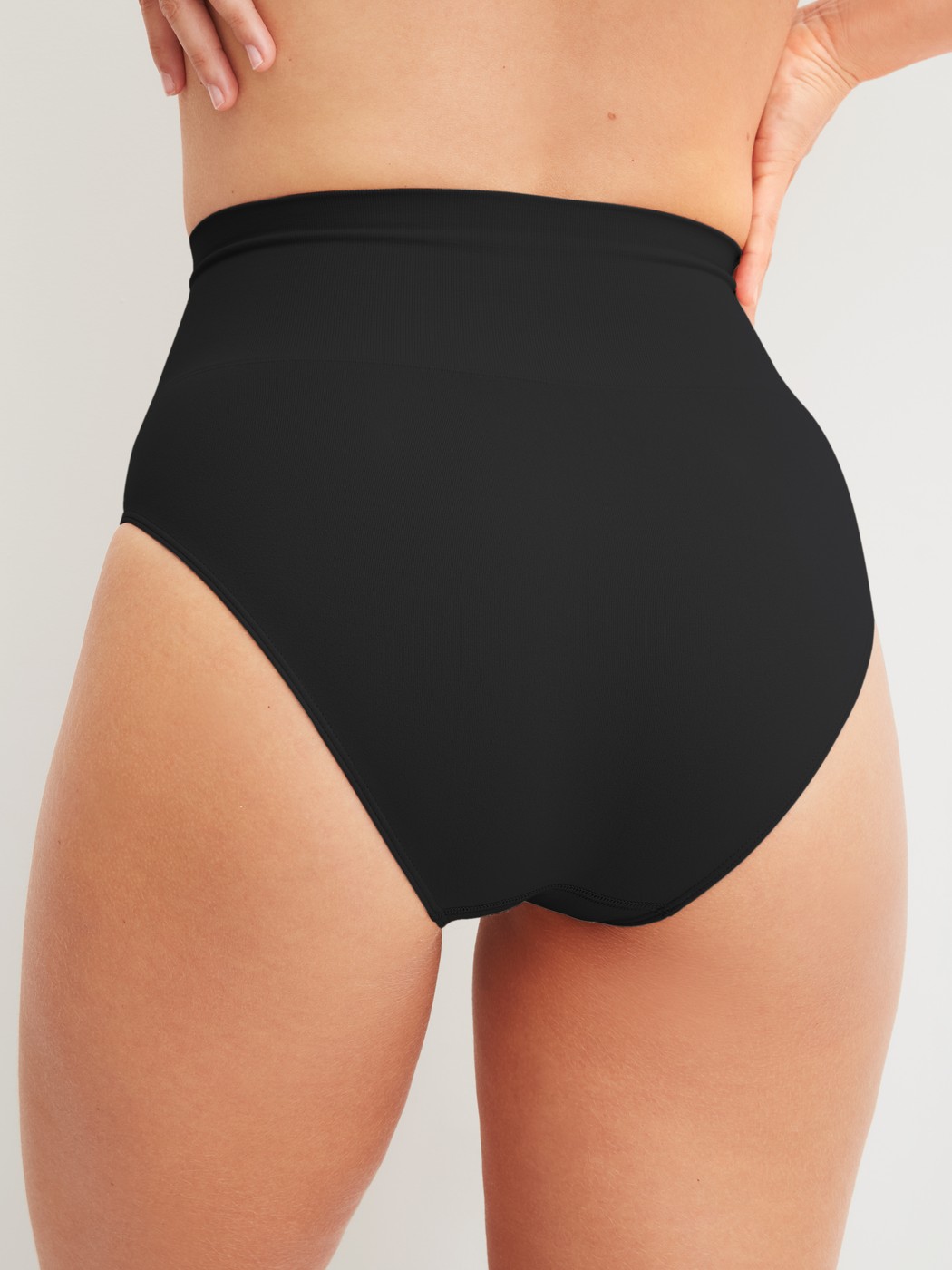 Le mannequin Femme porte le/la Culotte gainante en Polyamide de couleur Noir, Unicolore, de la série Seamless Shape de CALIDA, Vue arrière