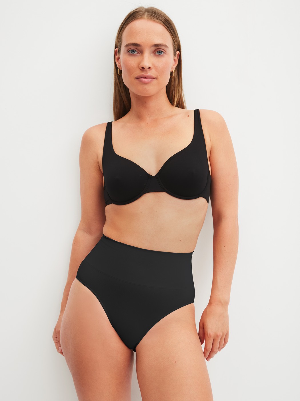 Le mannequin Femme porte le/la Culotte gainante en Polyamide de couleur Noir, Unicolore, de la série Seamless Shape de CALIDA, Tenue