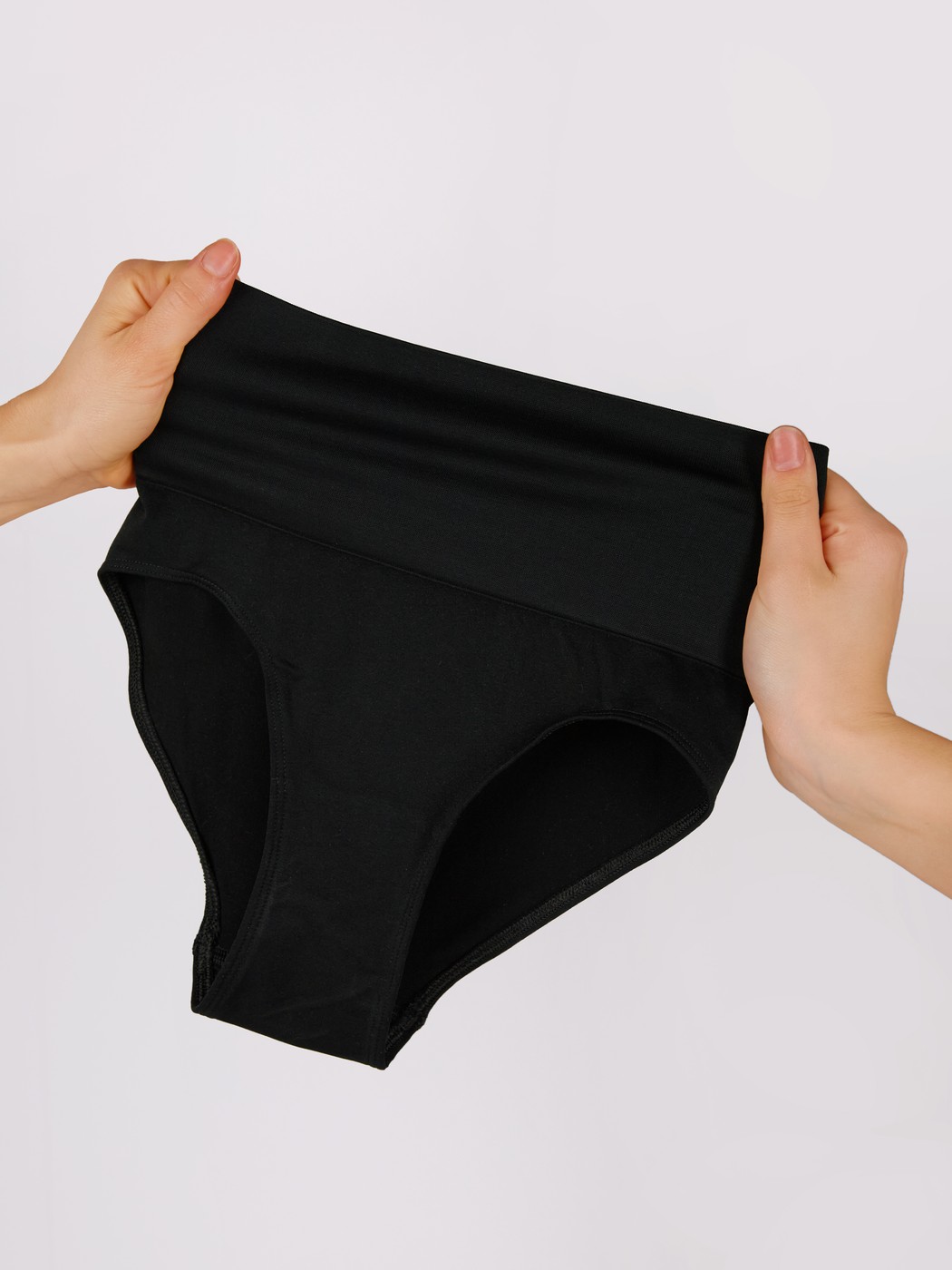 Le mannequin Femme porte le/la Culotte gainante en Polyamide de couleur Noir, Unicolore, de la série Seamless Shape de CALIDA, Image supplémentaire