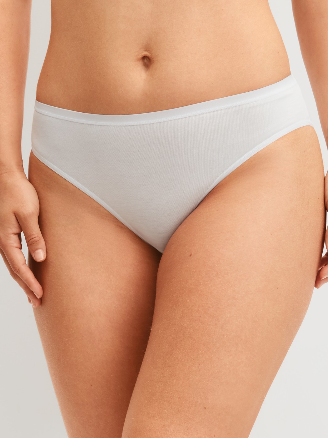 Damen-Model trägt Slip, 2er-Pack aus Baumwolle in Blau, Einfarbig aus Serie Benefit Women Spec. von CALIDA, Zusatzbild