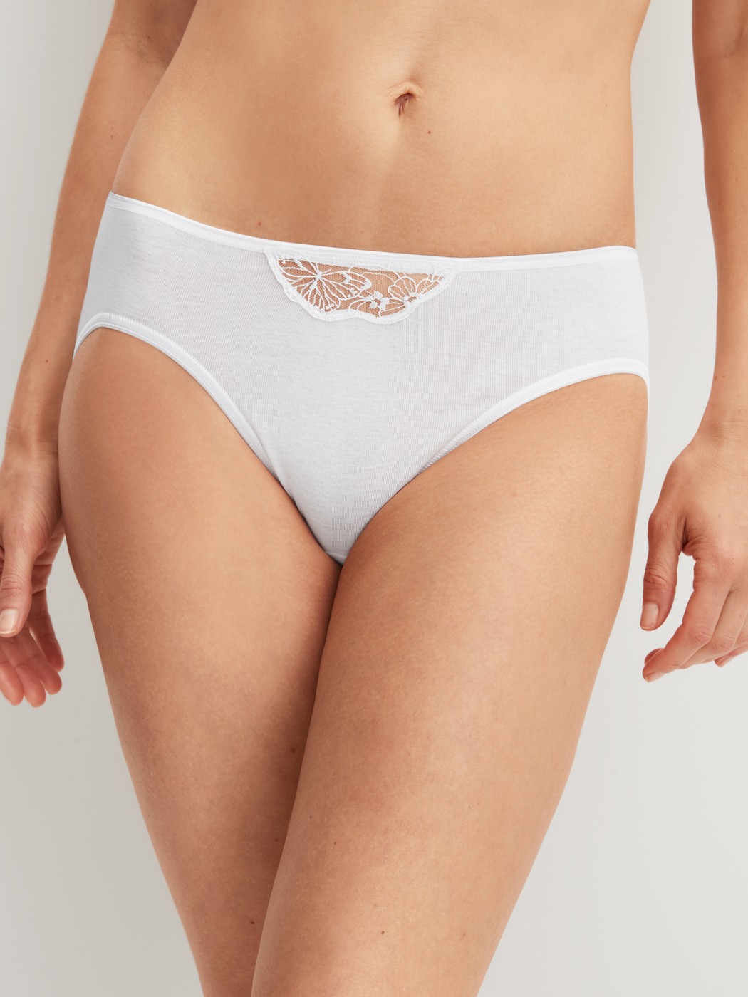 Le mannequin Femme porte le/la mini-slip en 100% coton de couleur Blanc, Dentelle, de la série Cotton Desire de CALIDA, Vue de face