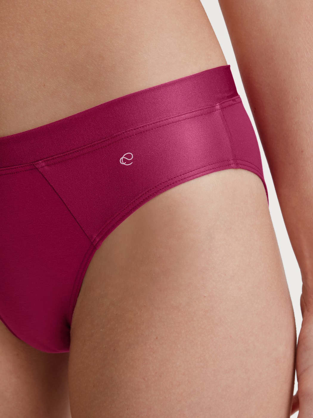 Damen-Model trägt Slip aus Baumwolle in Rosa, Einfarbig aus Serie Cate von CALIDA, Detail