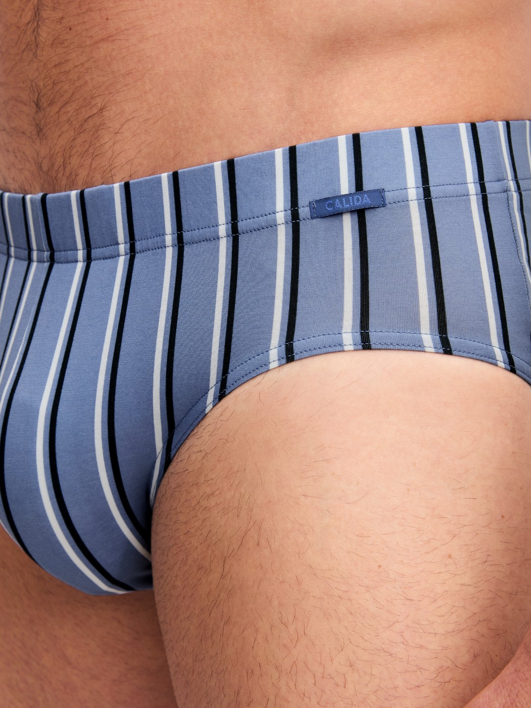Herren-Model trägt Slip aus Pima® Baumwolle in Blau, Gestreift aus Serie Grafic Cotton von CALIDA, Detail