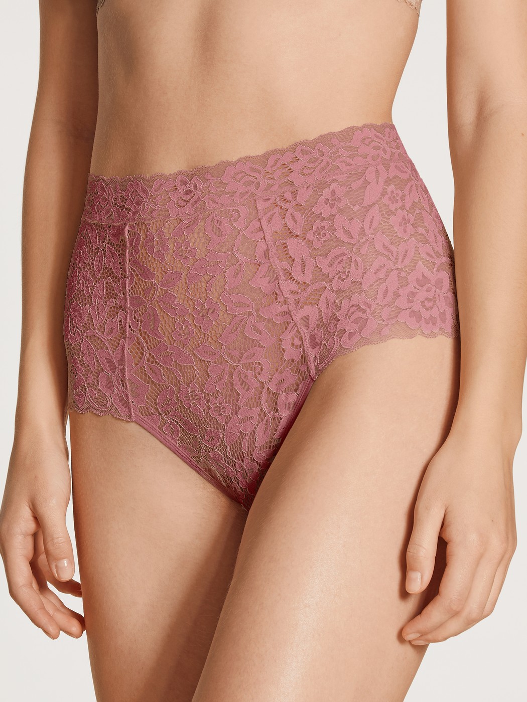 Damen-Model trägt Slip, high waist aus Polyamid in Rosa, Spitze aus Serie Nat. Comfort Xtra von CALIDA, Vorderansicht