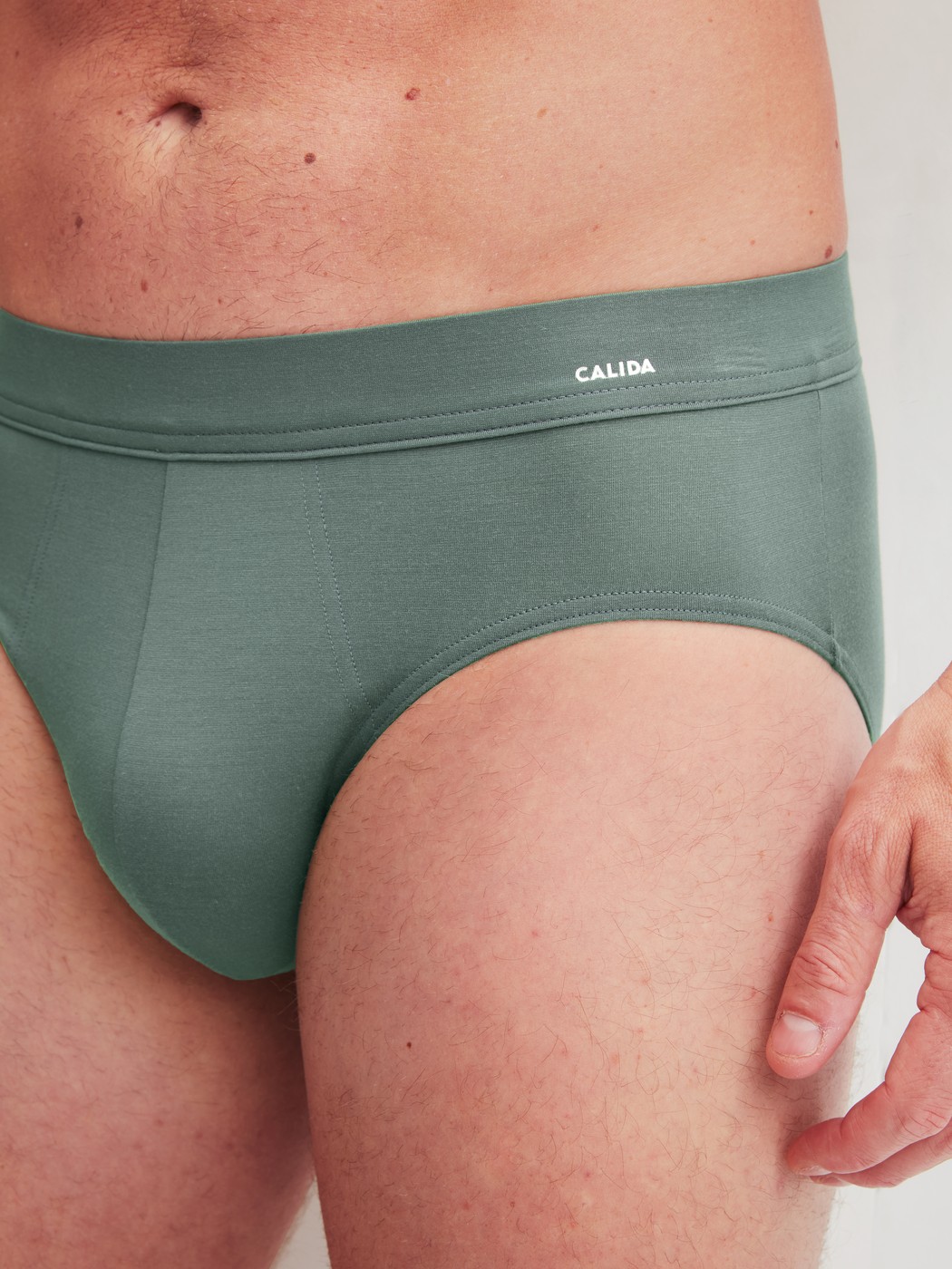 Herren-Model trägt Slip aus Modal in Grün, Einfarbig aus Serie Balanced Day von CALIDA, Detail