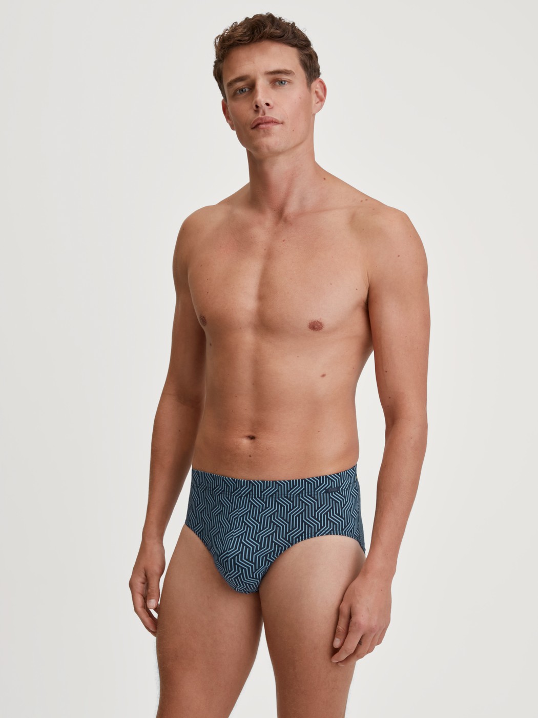 Herren-Model trägt Slip aus TENCEL™ in Blau, Gemustert aus Serie Focus Trend von CALIDA, Outfit