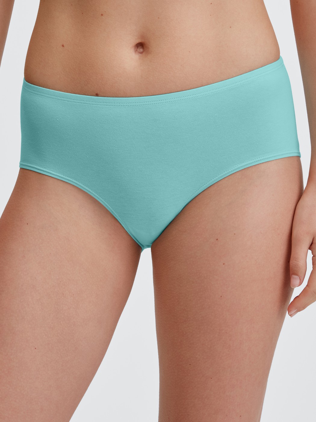 Damen-Model trägt Panty, low cut aus Baumwolle in Türkis, Einfarbig aus Serie Nat. Comfort Xtra von CALIDA, Vorderansicht