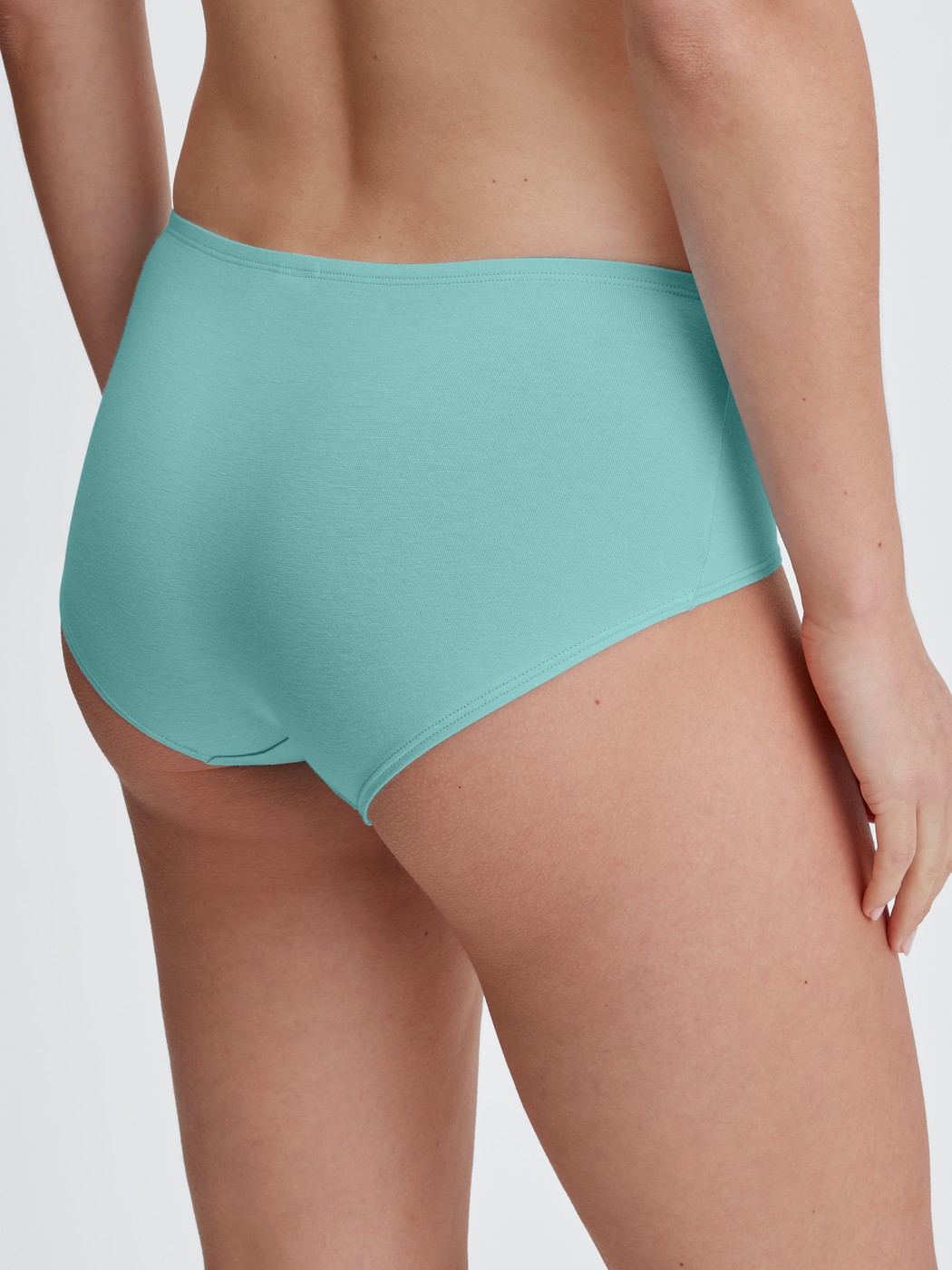 Damen-Model trägt Panty, low cut aus Baumwolle in Türkis, Einfarbig aus Serie Nat. Comfort Xtra von CALIDA, Rückansicht