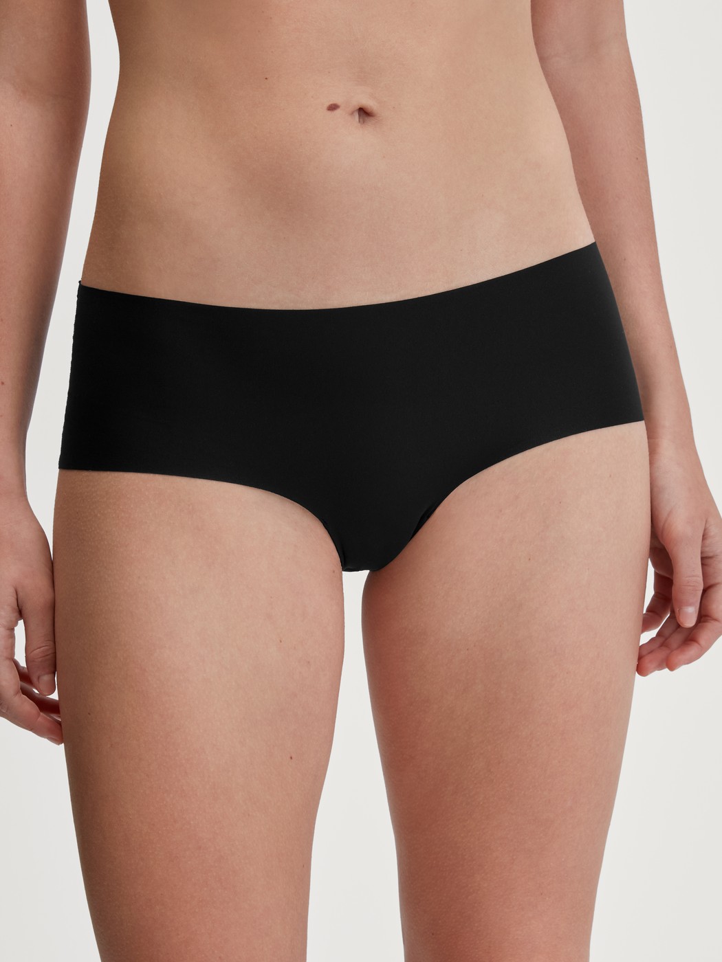 La modella / Il modello Donna indossa Slip a vita bassa invisibile Clean-Cut in Poliammide di colore Nero, Tinta unita, della serie Sleek Skin di CALIDA, Vista frontale