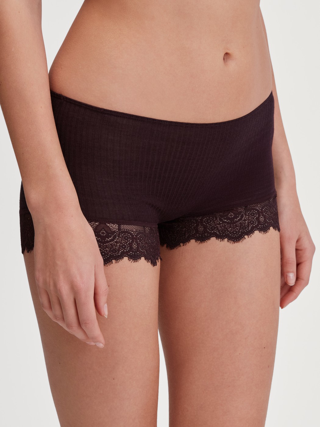 Damen-Model trägt Panty, regular cut aus Wolle-Seide aus Wolle in Rot, Spitze aus Serie Silky Wool Joy von CALIDA, Vorderansicht
