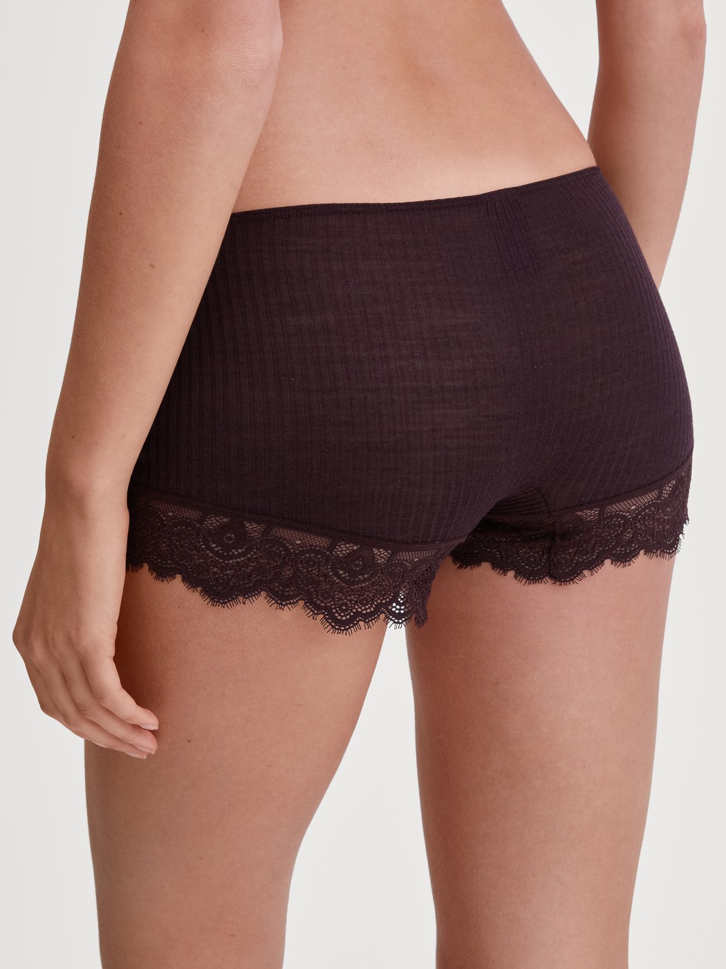 Damen-Model trägt Panty, regular cut aus Wolle-Seide aus Wolle in Rot, Spitze aus Serie Silky Wool Joy von CALIDA, Rückansicht