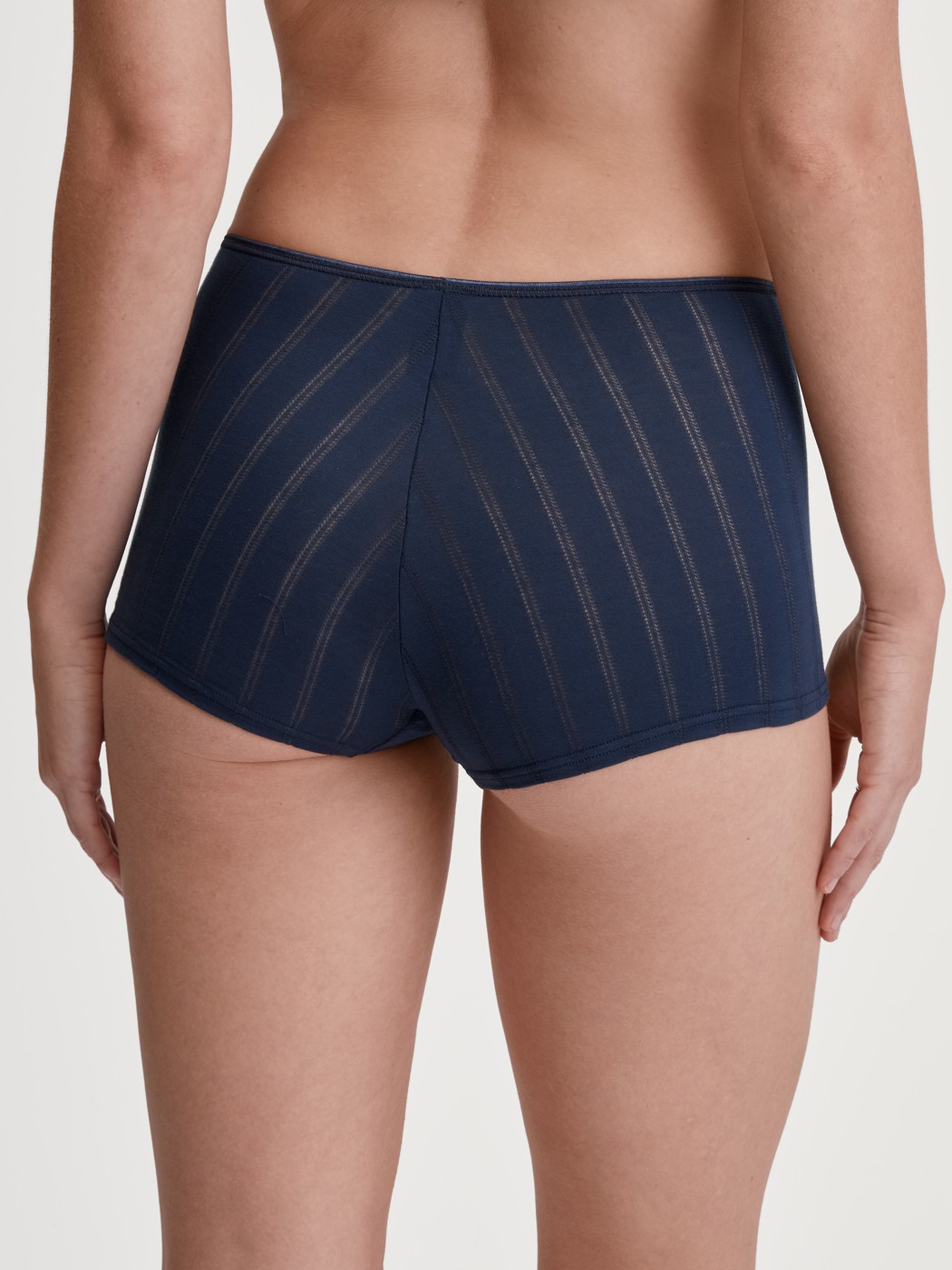 Damen-Model trägt Panty, high waist aus Baumwolle in Blau, Spitze aus Serie Etude Toujours von CALIDA, Rückansicht
