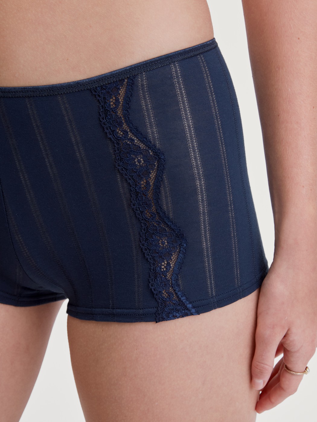 Damen-Model trägt Panty, high waist aus Baumwolle in Blau, Spitze aus Serie Etude Toujours von CALIDA, Detail