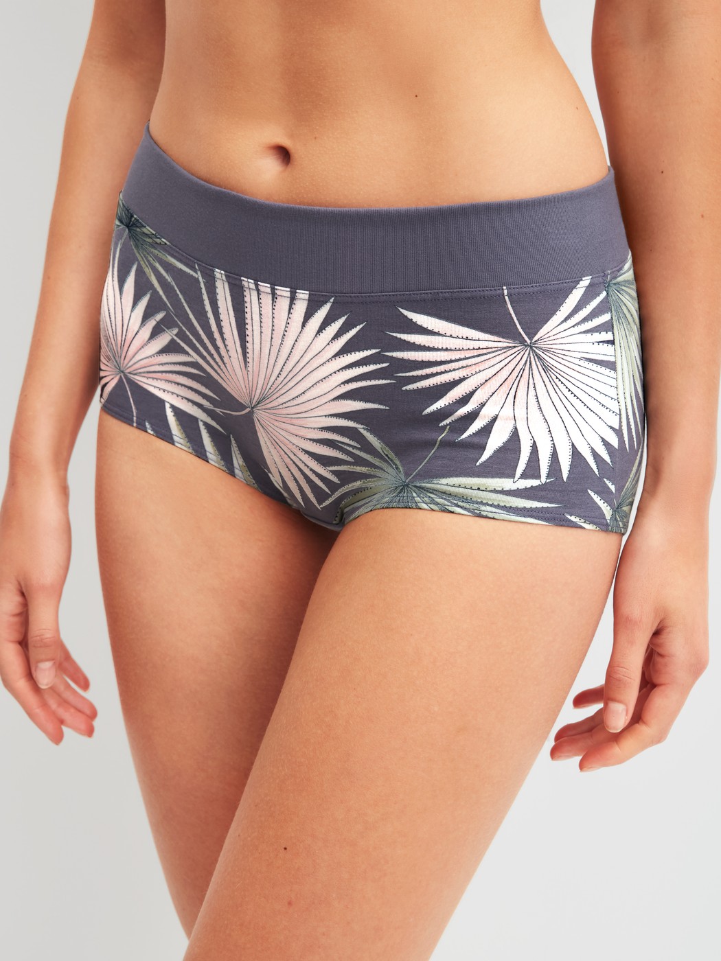 Damen-Model trägt Panty, regular cut aus Baumwolle in Grau, Floral aus Serie Elastic Trend von CALIDA, Vorderansicht