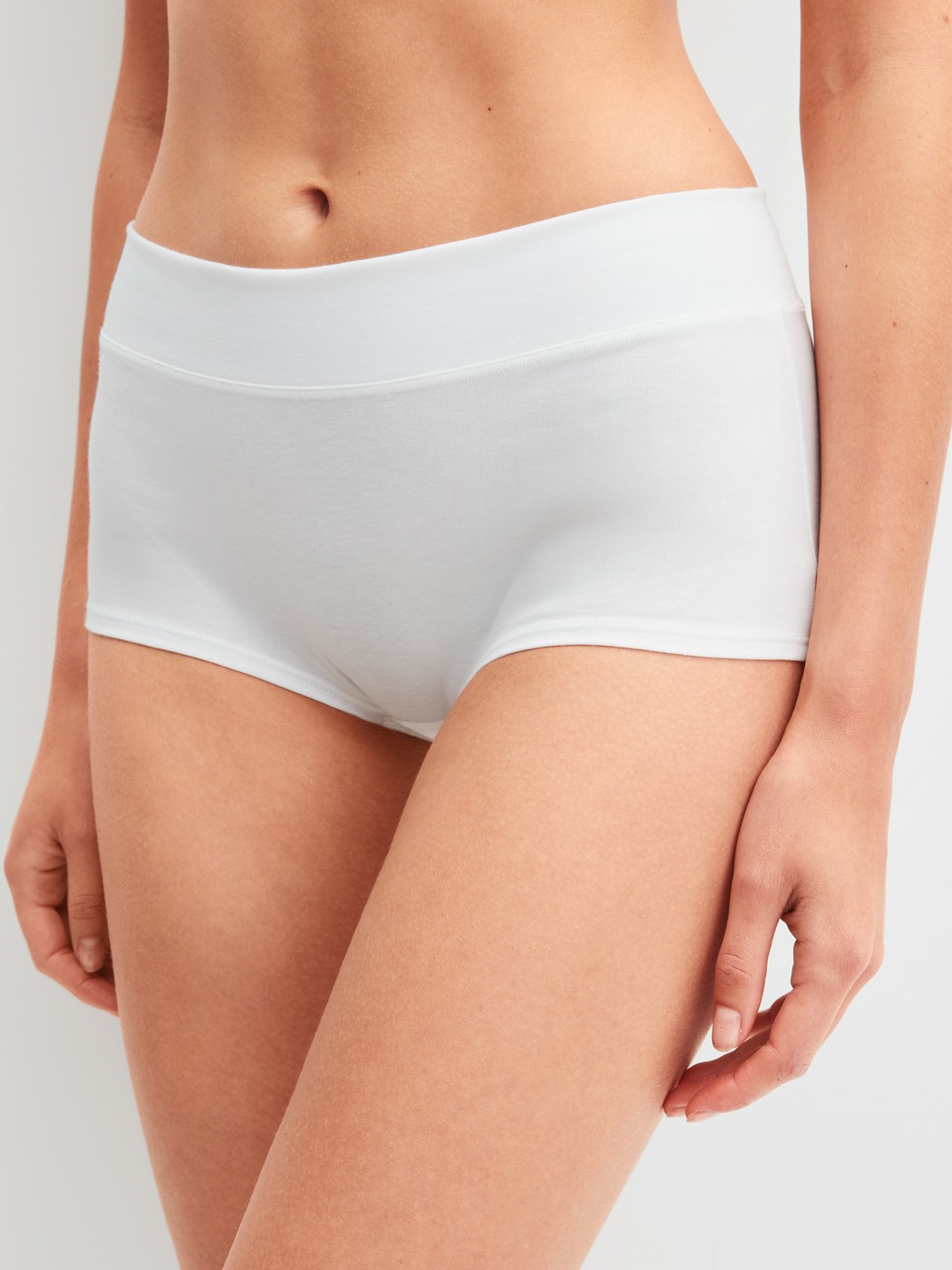 Le mannequin Femme porte le/la Panty taille haute en Coton de couleur Blanc, Unicolore, de la série Elastic Special de CALIDA, Vue de face