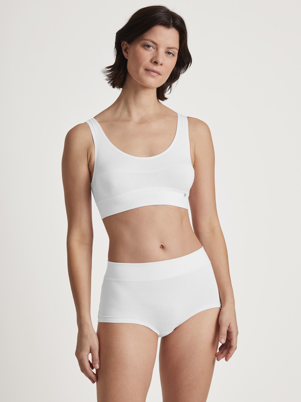 Damen-Model trägt Panty, regular cut aus Baumwolle in Weiß, Einfarbig aus Serie Elastic Special von CALIDA, Outfit