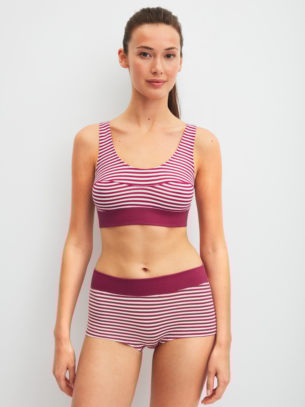 Damen-Model trägt Panty, regular cut aus Baumwolle in Rosa, Gestreift aus Serie Elastic Special von CALIDA, Outfit