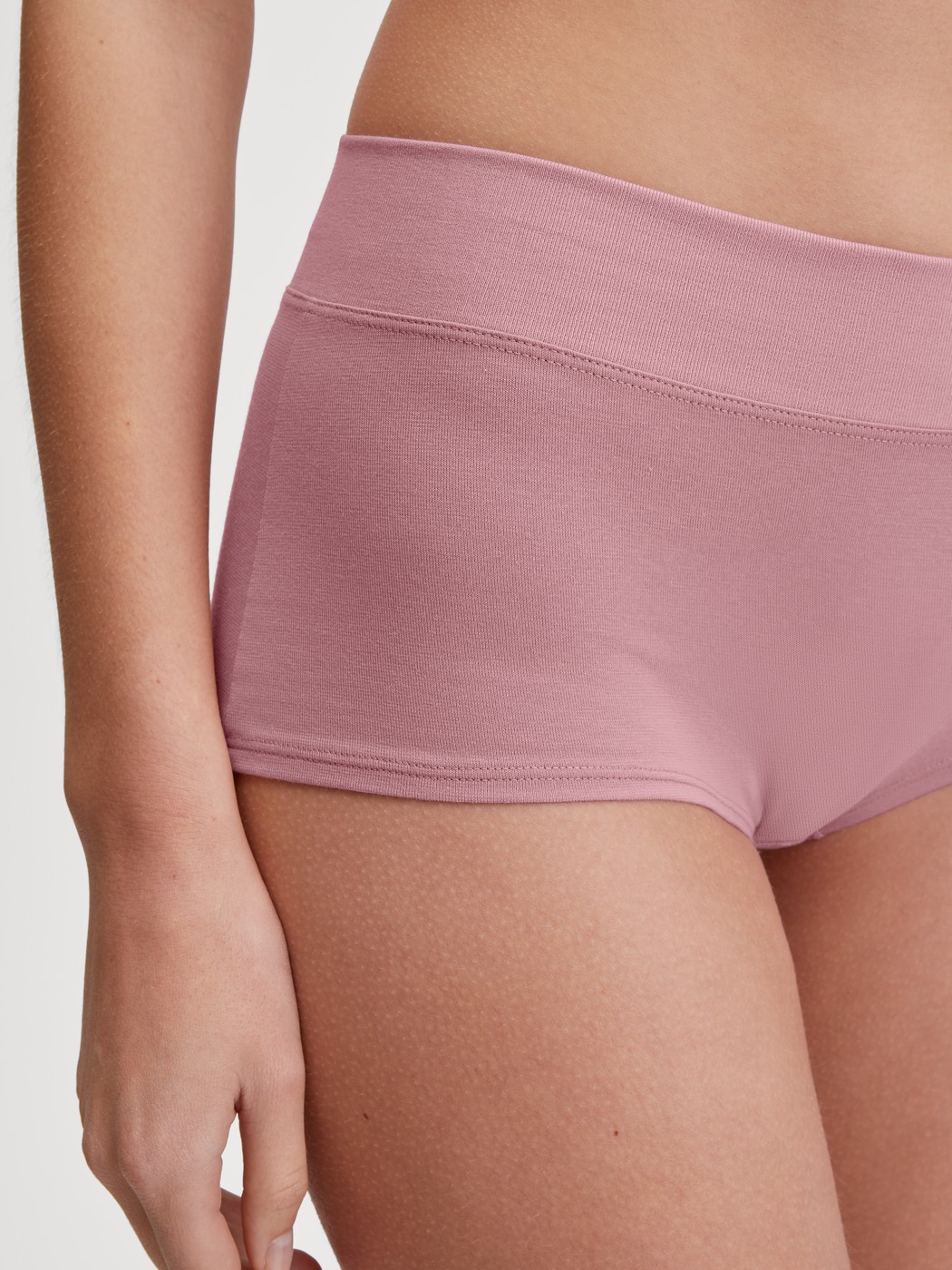 Women model is wearing Shorty regular cut made of Cotton in Pink, Unicoloured from the Elastic series by CALIDA, Detail