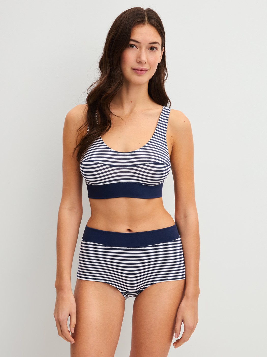 Le mannequin Femme porte le/la Panty taille haute en Coton de couleur Bleu, Rayée, de la série Elastic Special de CALIDA, Tenue