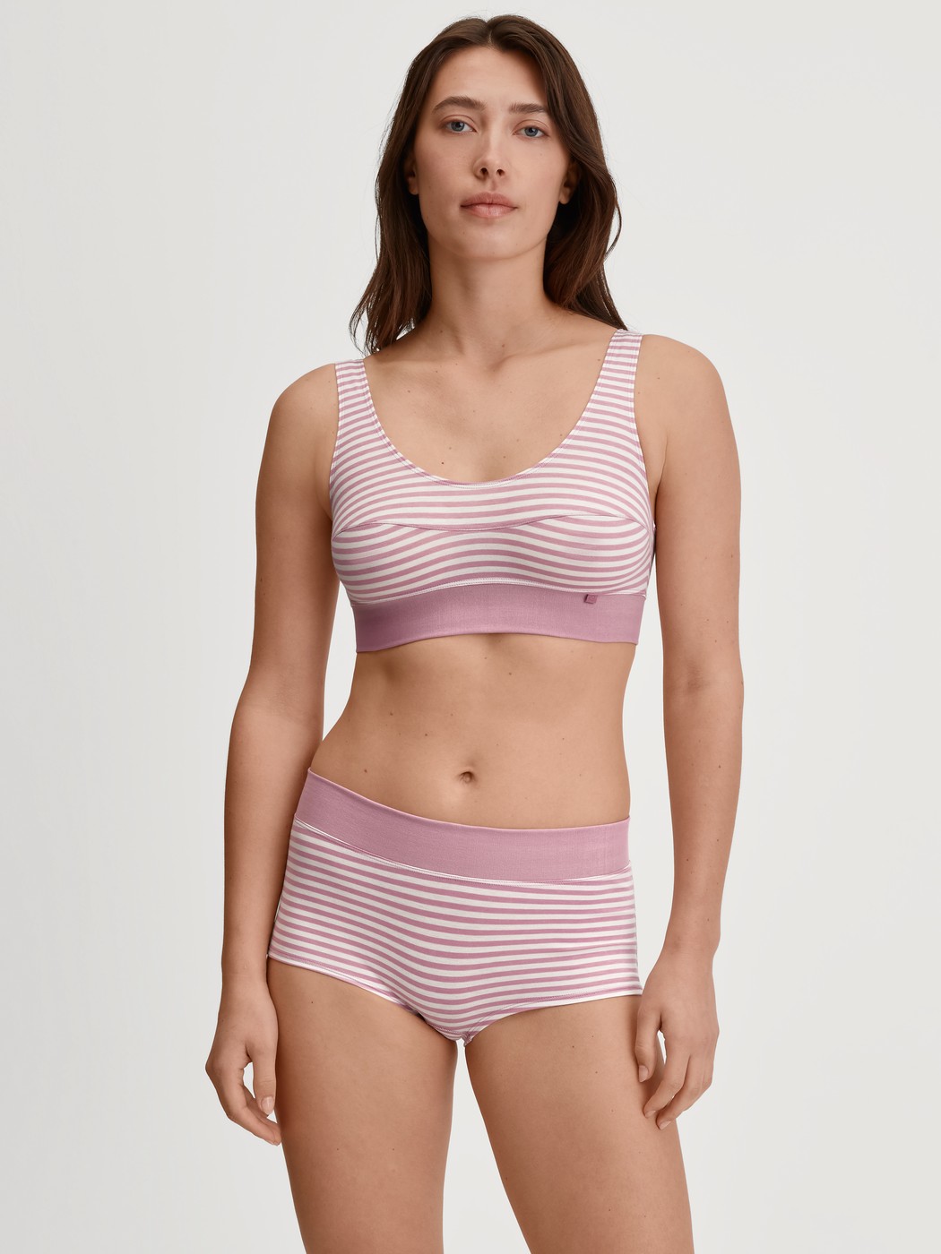 Le mannequin Femme porte le/la Panty taille haute en Coton de couleur Rose, Rayée, de la série Elastic de CALIDA, Tenue