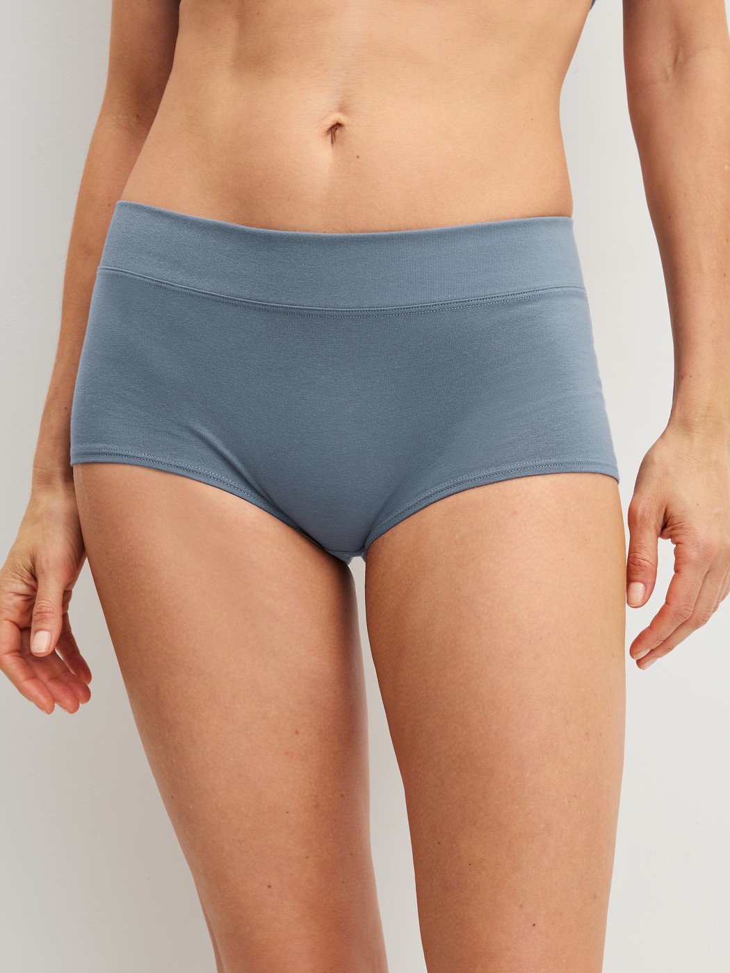 Le mannequin Femme porte le/la Panty taille haute en Coton de couleur Gris, Unicolore, de la série Elastic de CALIDA, Vue de face