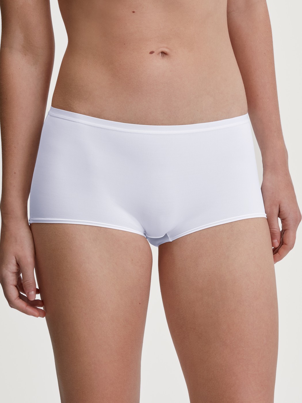 Damen-Model trägt Panty, regular cut aus Polyamid in Weiß, Einfarbig aus Serie Sleek Skin von CALIDA, Vorderansicht