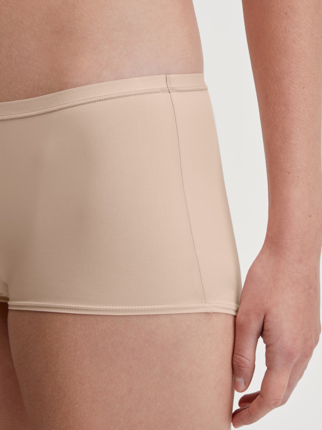 Le mannequin Femme porte le/la Panty taille haute en Polyamide de couleur Beige, Unicolore, de la série Sleek Skin de CALIDA, Détail