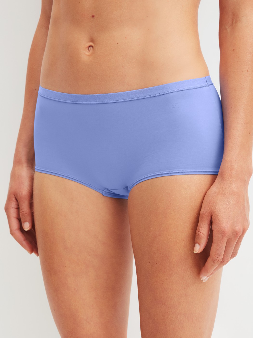 La modella / Il modello Donna indossa Panty taglio regolare in Poliammide di colore Blu, Tinta unita, della serie Sleek Skin di CALIDA, Vista frontale