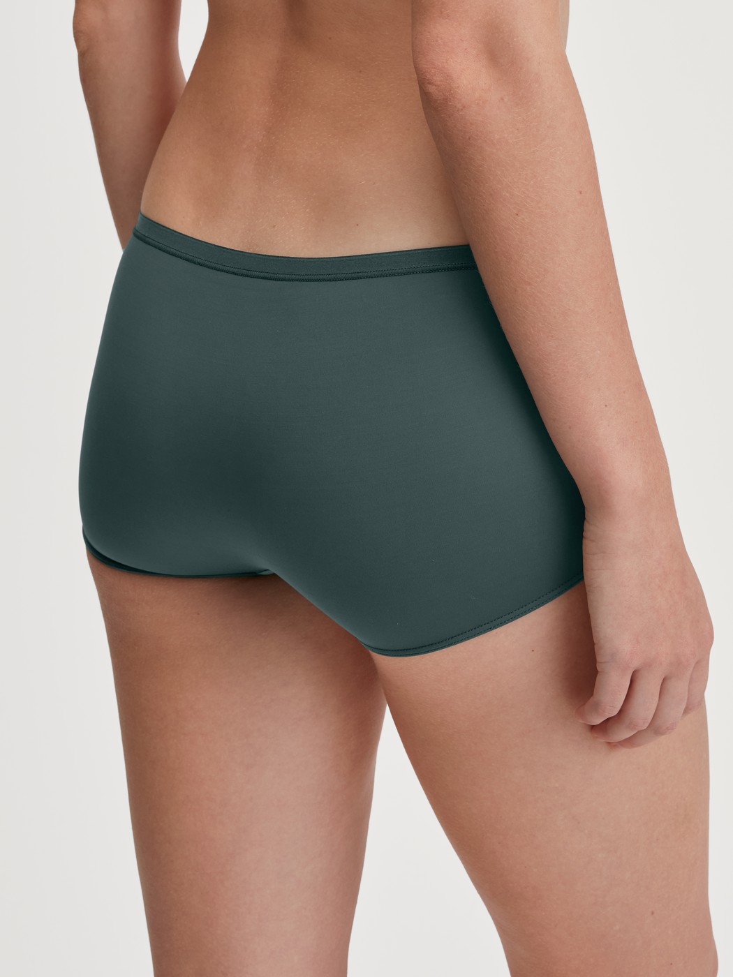 Damen-Model trägt Panty, regular cut aus Polyamid in Grün, Einfarbig aus Serie Sleek Skin von CALIDA, Rückansicht
