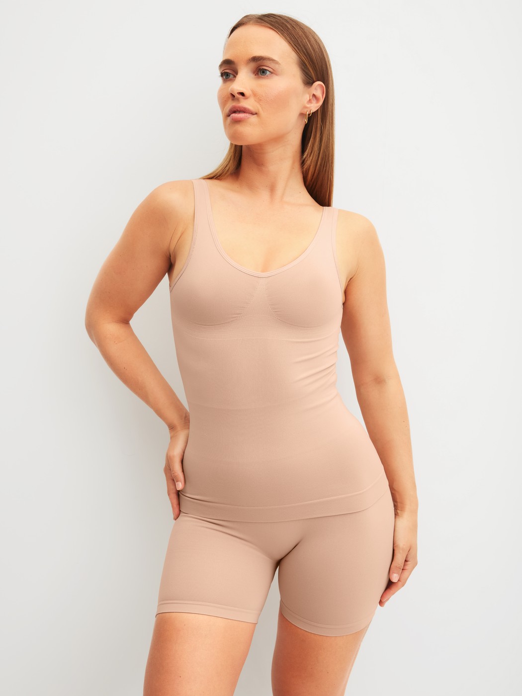 Damen-Model trägt Shaping Radlerhose aus Polyamid in Rosa, Einfarbig aus Serie Seamless Shape von CALIDA, Outfit