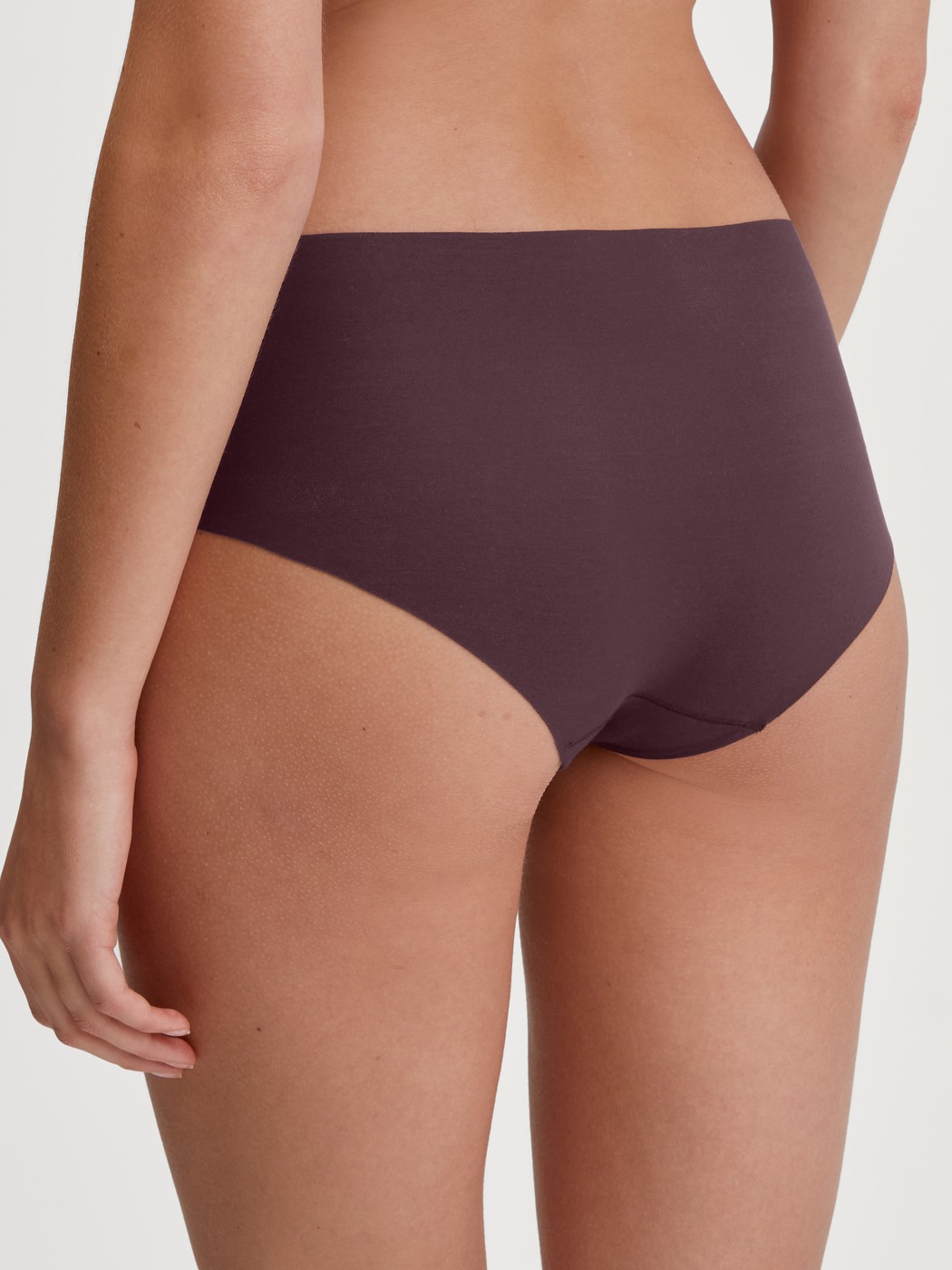 Le mannequin Femme porte le/la Panty en Modal de couleur Rouge, Unicolore, de la série Natural Skin de CALIDA, Vue arrière