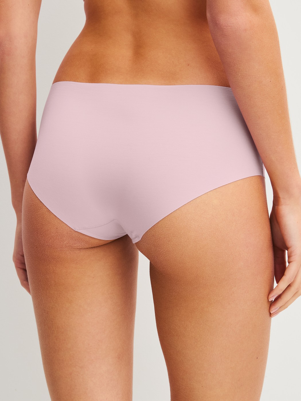 Le mannequin Femme porte le/la Panty en Modal de couleur Violet, Unicolore, de la série Natural Skin de CALIDA, Vue arrière