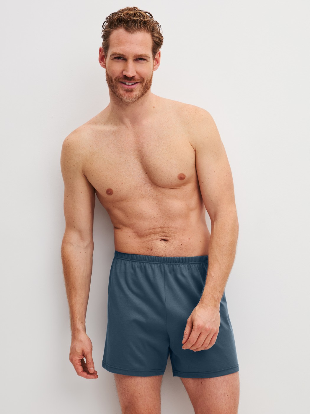 Le mannequin Homme porte le/la Boxershorts, lot de 2 en 100% coton de couleur Bleu, À motifs, de la série Cotton Special de CALIDA, Tenue