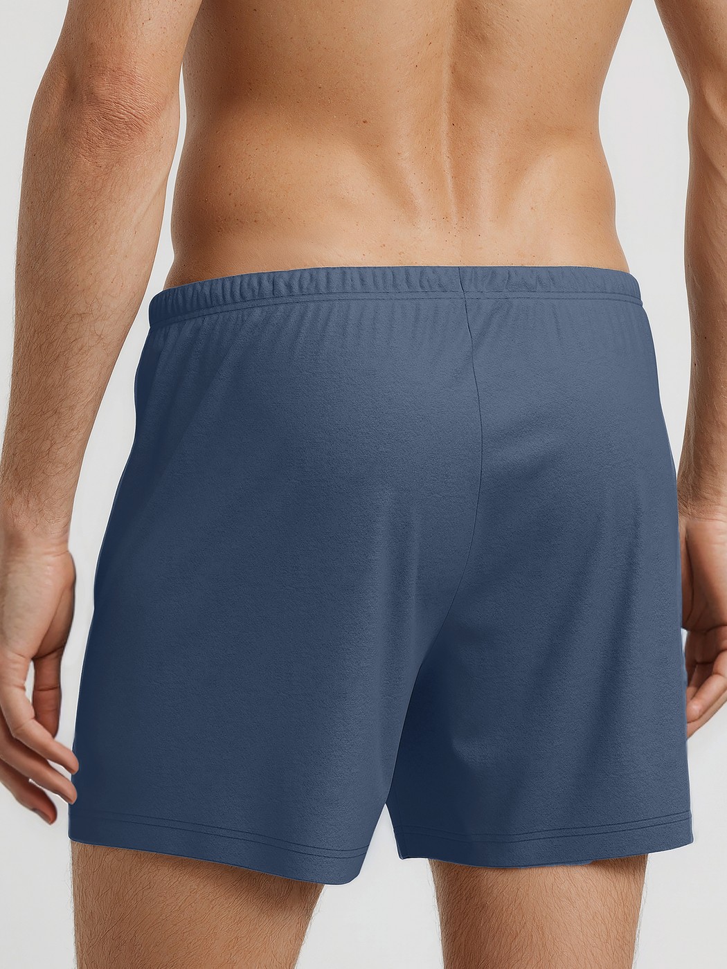 Herren-Model trägt Boxershorts, 2er-Pack aus 100% Baumwolle in Blau, Gemustert aus Serie Daywear Xtra von CALIDA, Rückansicht