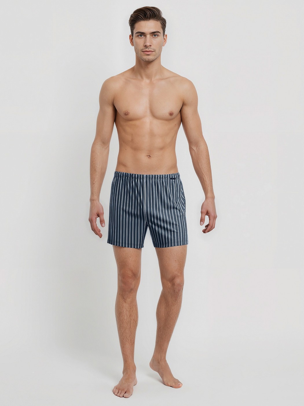 Herren-Model trägt Boxershorts, 2er-Pack aus 100% Baumwolle in Blau, Gemustert aus Serie Cotton Special von CALIDA, Outfit