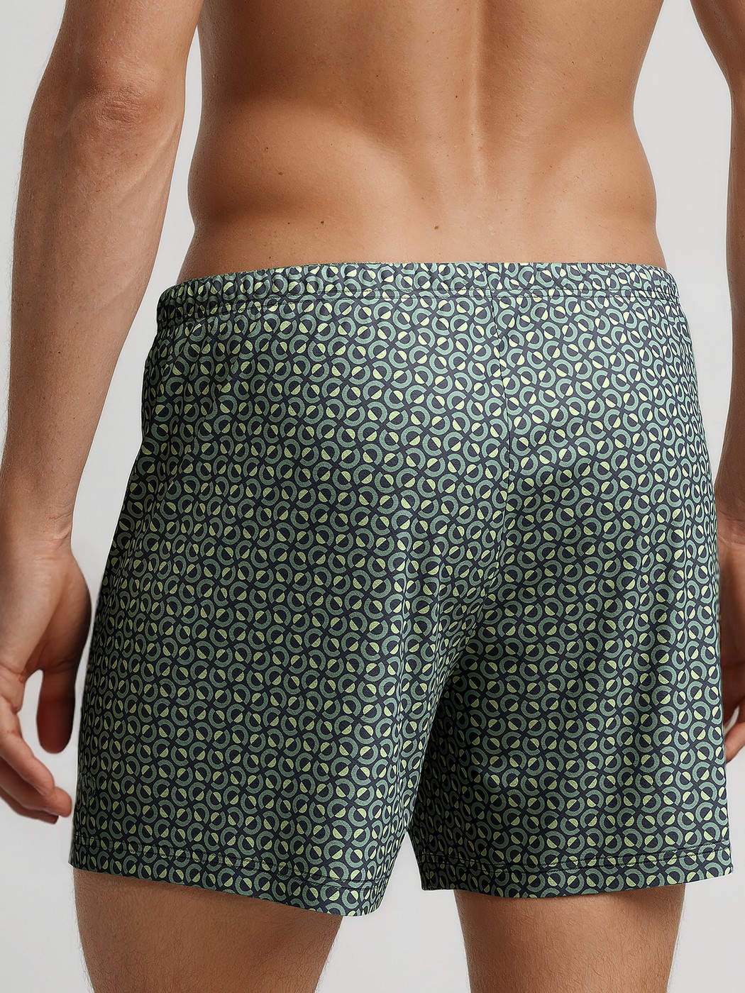 Herren-Model trägt Boxershorts, 2er-Pack aus 100% Baumwolle in Grün, Gemustert aus Serie Cotton Special von CALIDA, Rückansicht