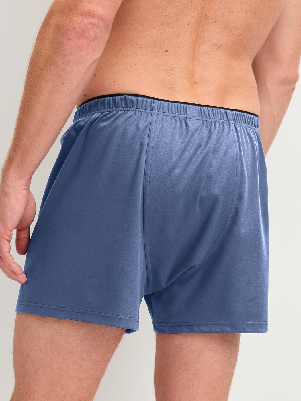 Le mannequin Homme porte le/la Boxer short en 100% coton de couleur Bleu, Unicolore, de la série Cotton Choice de CALIDA, Vue arrière