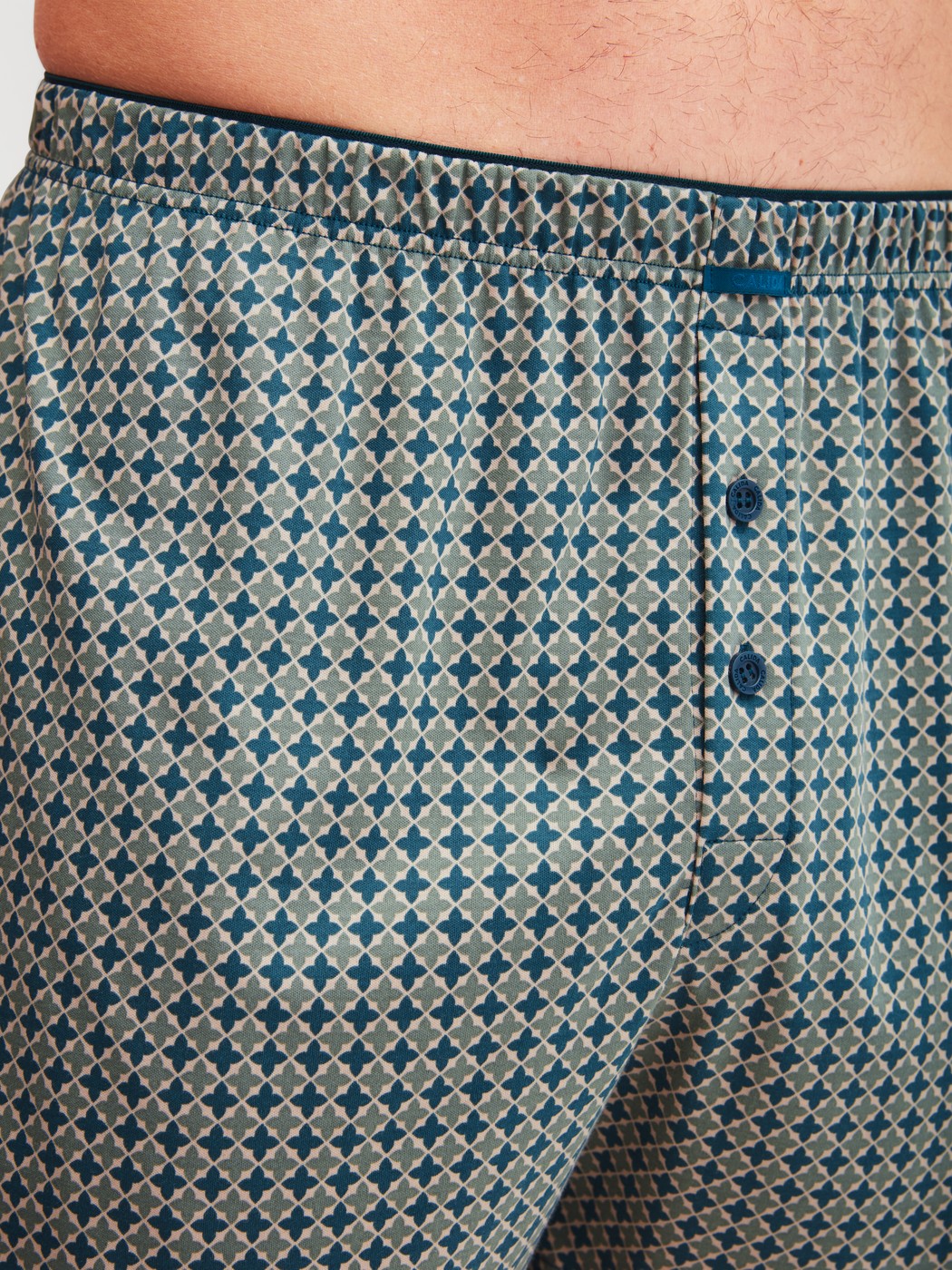 Herren-Model trägt Boxershorts aus 100% Baumwolle in Beige, Gemustert aus Serie Cotton Choice von CALIDA, Detail