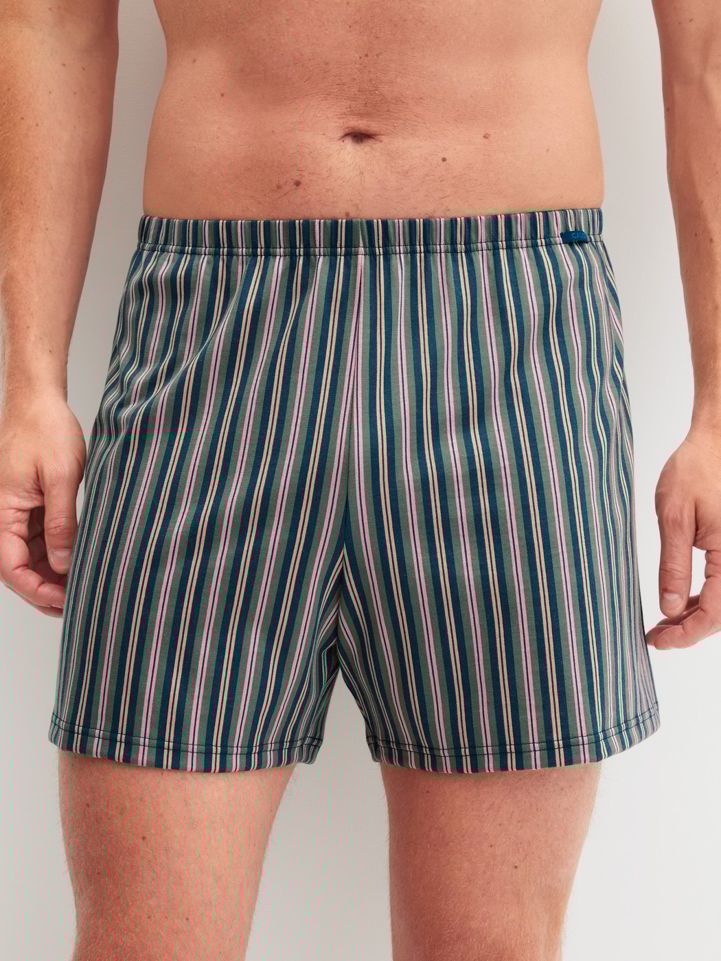 Herren-Model trägt Jersey-Boxershorts ohne Eingriff aus Baumwolle in Blau, Gemustert aus Serie Prints von CALIDA, Vorderansicht