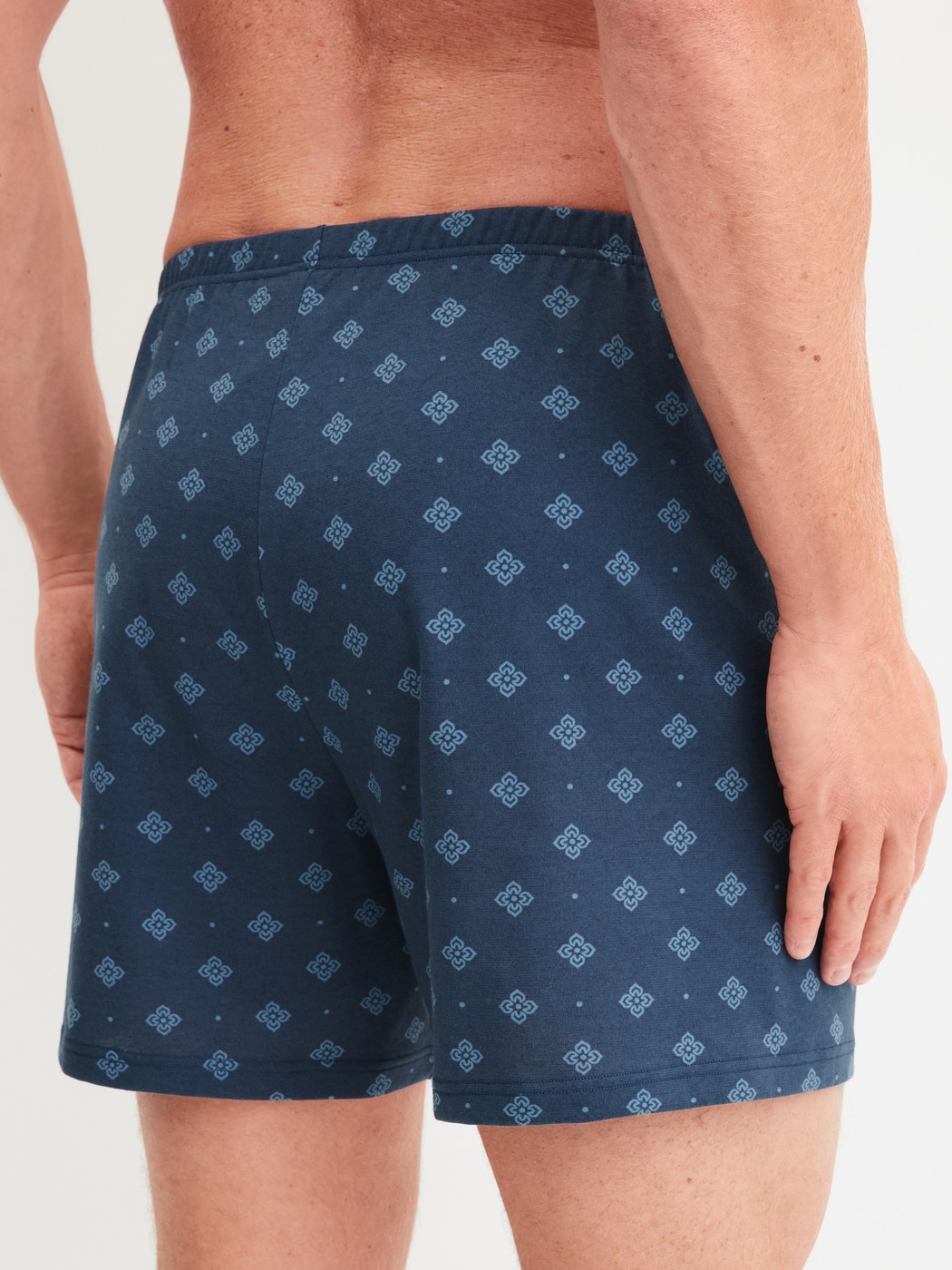 Herren-Model trägt Jersey-Boxershorts ohne Eingriff aus Baumwolle in Blau, Gemustert aus Serie Prints von CALIDA, Rückansicht