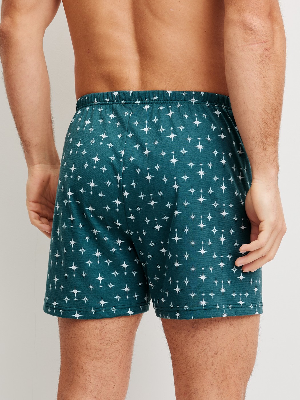 Herren-Model trägt Jersey-Boxershorts ohne Eingriff aus 100% Baumwolle in Türkis, Gemustert aus Serie Prints von CALIDA, Rückansicht