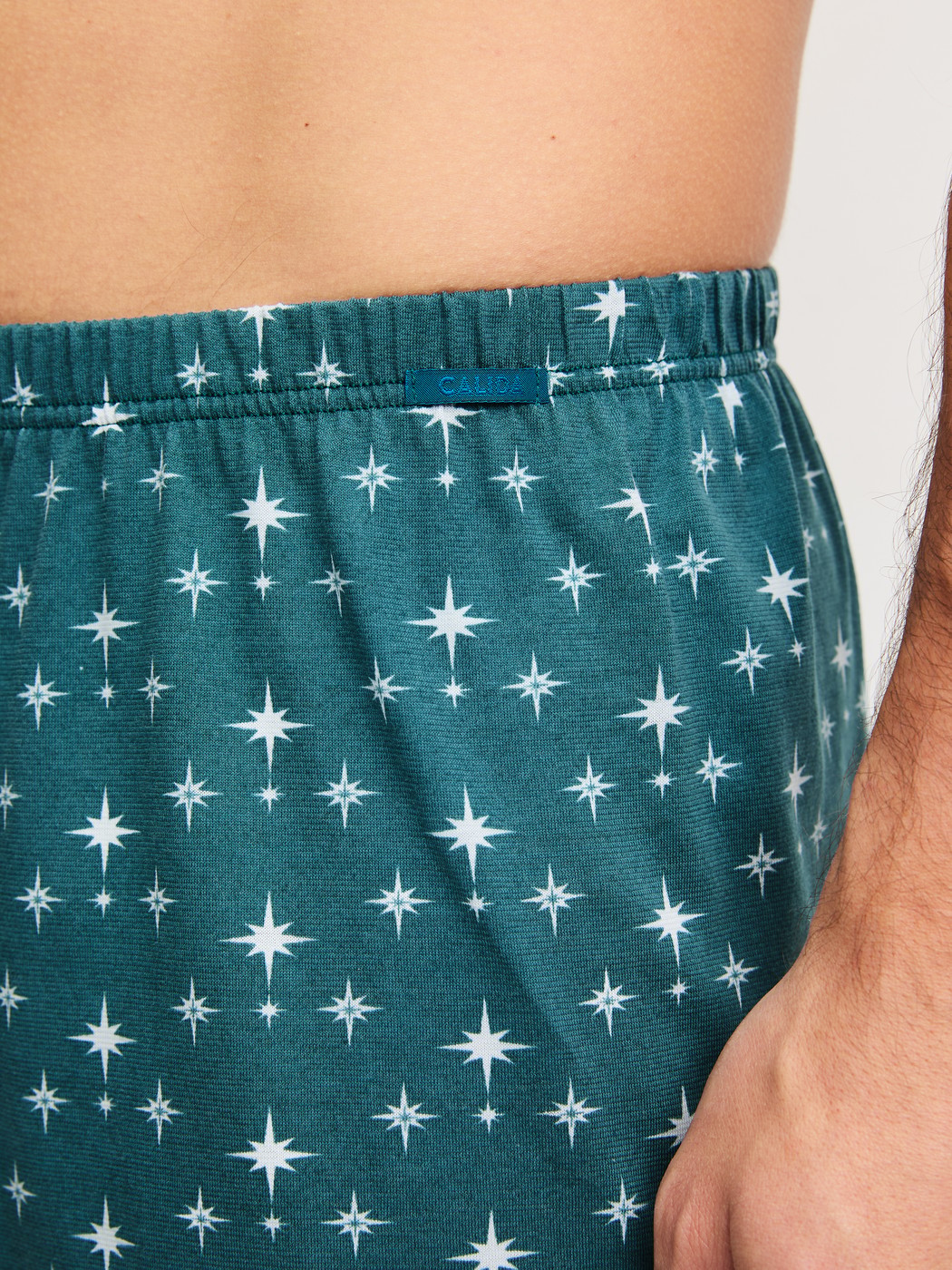 Herren-Model trägt Jersey-Boxershorts ohne Eingriff aus 100% Baumwolle in Türkis, Gemustert aus Serie Prints von CALIDA, Detail