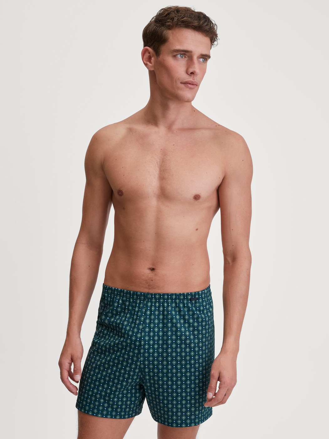 Herren-Model trägt Jersey-Boxershorts ohne Eingriff aus 100% Baumwolle in Türkis, Gemustert aus Serie Prints von CALIDA, Outfit